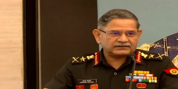 भारतीय सेना प्रमुख जनरल उपेंद्र द्विवेदी व्याख्यान देते हुए