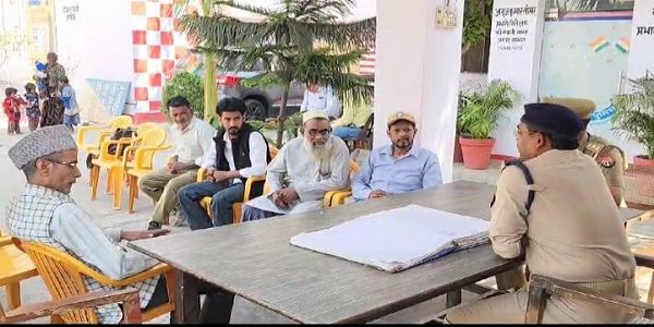 कमेटी के लाेगाें से बात करते एएसपी श्रीश चंद्र