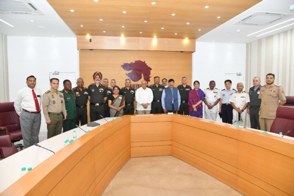 सोमवार को गांधीनगर में मुख्यमंत्री भूपेन्द्र पटेल से मिलते एनडीसी टीम के सदस्य।