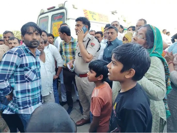 मौके पर जांच करती पुलिस
