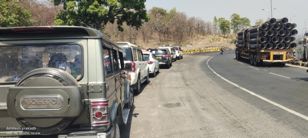 घाटी में बनाई गई सड़क