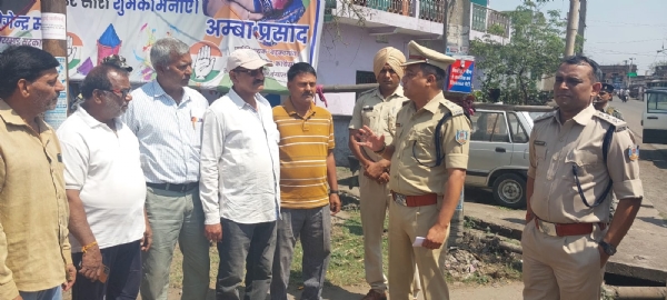ग्रामीणों से बात करते एसपी