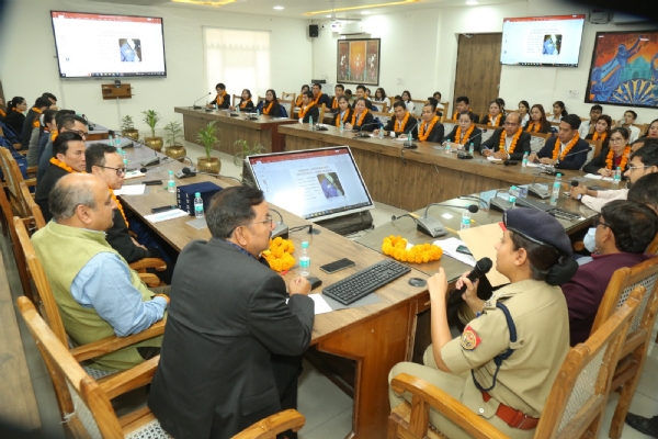 कंबोडिया सिविक सेवकों को जानकारी देते अधिकारी