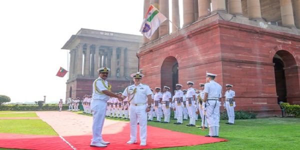 रॉयल न्यूजीलैंड नौसेना के प्रमुख को गार्ड ऑफ ऑनर दिया गया