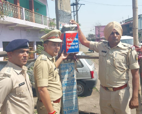 शिकायत पेटी खोलते एसपी अजय कुमार
