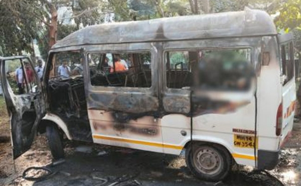 फोटो: हिंजवड़ी में अचानक आग लगने से मिनी बस जलकर खाक