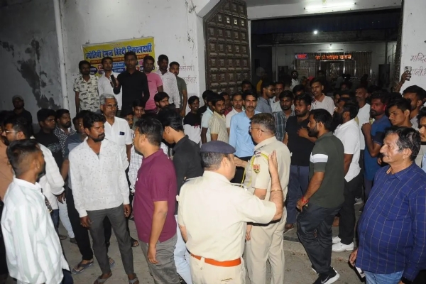 लोगों से समझाइश करती पुलिस