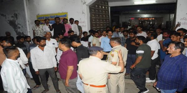 पथराव के बाद तनाव, दोनों पक्षों में जमकर हुई पत्थरबाजी