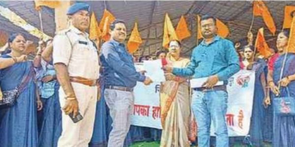 बलरामपुर: छह सूत्रीय मांगों को लेकर भारतीय मजदूर संघ का एक दिवसीय धरना प्रदर्शन, सौंपा ज्ञापन