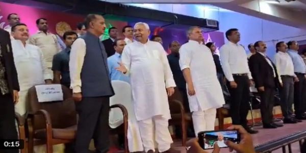 कायक म की तसवीर में दीपक कुमार से बात करते सीएम