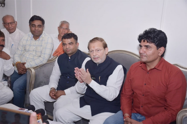 सोनीपत: हरियाणा के सहकारिता, कारागार, निर्वाचन,         विरासत व पर्यटन मंत्री डॉ. अरविंद शर्मा पत्रकारों से बात करते हुए।