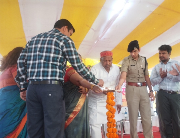 कार्यक्रम का शुभारंभ करते सांसद