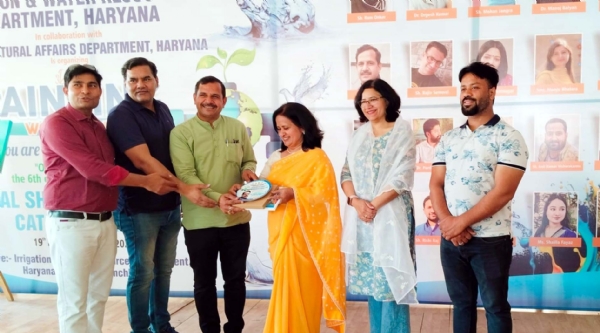 डॉ. राजेश जांगड़ा को सम्मानित करते अतिथि।