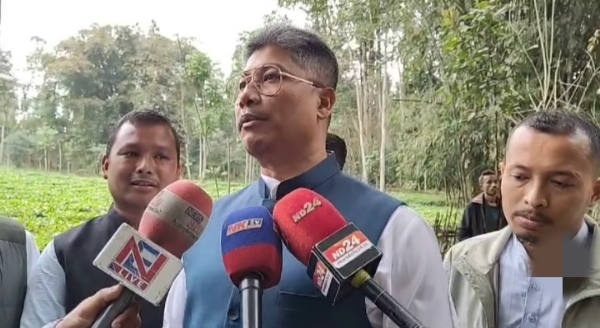 असम के बारेकुरी गांव में होलौ बंदरों को लेकर मीडिया से बातचीत करते हुए मंत्री पीयूष हजारिका।