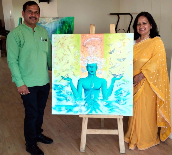 डॉ. राजेश जांगड़ा की चित्रकारी देखते हुए अतिथि।