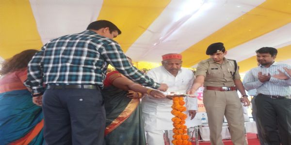 बिहार दिवस समारोह में दिव्यांगों के बीच किया गया ट्राई साइकिल बितरण