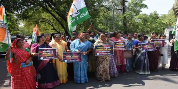 महिला कांग्रेस ने महिला उत्पीड़न रोकने सरकार के खिलाफ किया प्रदर्शन, जमकर नारेबाजी की