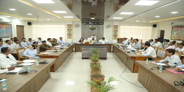 केन्द्र एवं राज्य सरकार की सभी योजनाओं को शत—प्रति​शत धरातल पर उतारा जाए: सुरेंद्र चौधरी