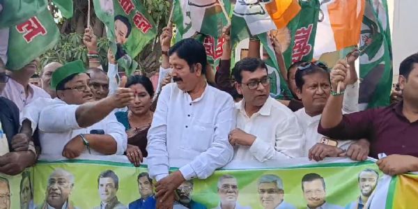 राष्ट्रगान के अपमान के मुद्दे पर महागठबंधन ने जलाया मुख्यमंत्री का पुतला