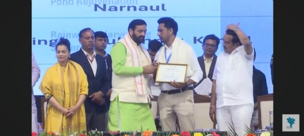 नीरपुर राजपूत के सरपंच रतनपाल सिंह चौहान को सम्मानित करते सीएम नायब सिंह सैनी।