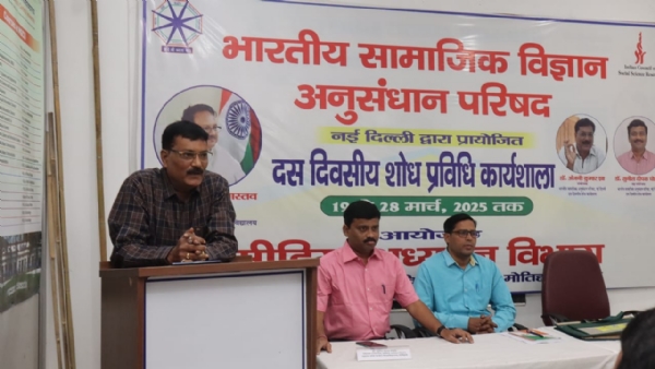 कार्यशाला में अतिथियो का स्वागत करते एमजीसीयू के प्रोफेसर