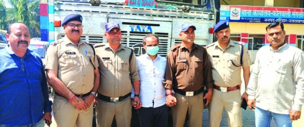 पुलिस गिरफ्त में आरोपित