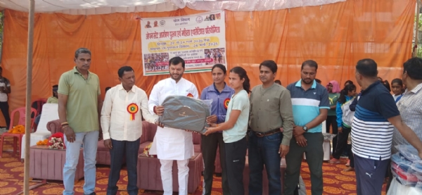 पुरस्कार देते अतिथि