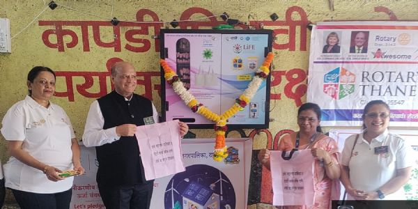 ठाणे के गांव देवी बाजार में कपड़ा के थैले बेचने मशीन