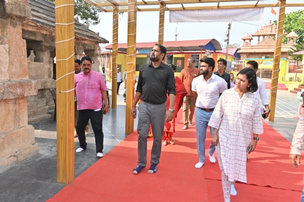 कर्णेश्वर मंदिर क्षेत्र का निरीक्षण करते हुए कलेक्टर अबिनाश मिश्रा समेत अन्य अधिकारी।