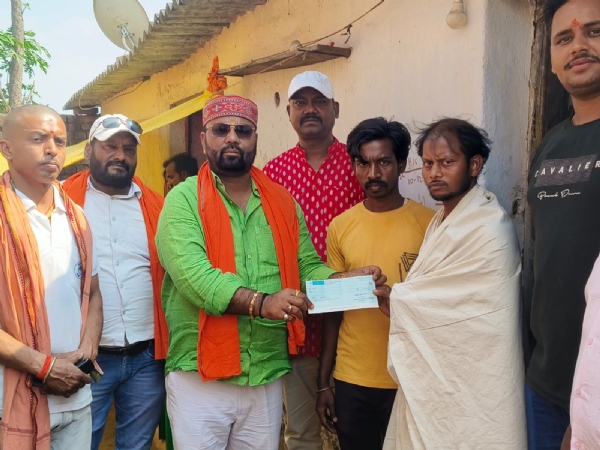 आर्थिक सहयोग करते महासमिति के अध्यक्ष