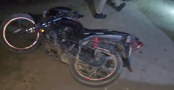 मुठभेड़ के बाद गिरी पड़ी आरोपित की बाइक