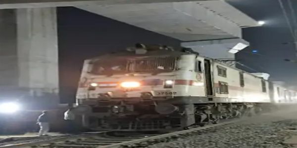 अहमदाबाद-मुंबई रेल मार्ग पर 30 घंटे बाद रेल यातायात बहाल
