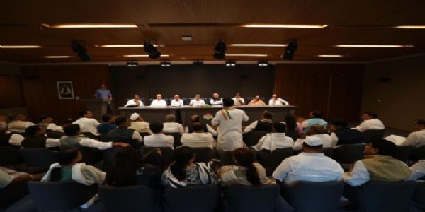 नई दिल्लीः कांग्रेस मुख्यालय इंदिरा भवन में बिहार विधानसभा चुनाव को लेकर मंगलवार को हुई बैठक में मल्लिकार्जुन खरगे, राहुल गांधी व अन्य नेता