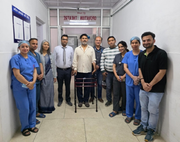हिप रिप्लेसमेंट करने वाली टीम के सदस्य।