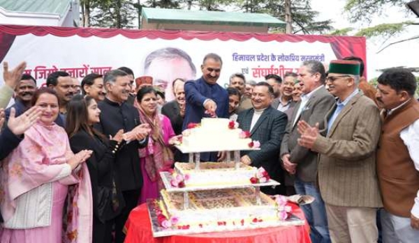 अपने जन्मदिन पर केट काटते मुख्यमंत्री सुक्खू