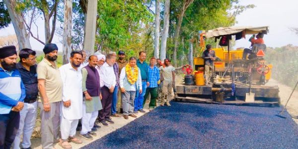 कठुआ विधायक ने 27 लाख की लागत से तारकोल बिछाने का कार्य शुरू करवाया