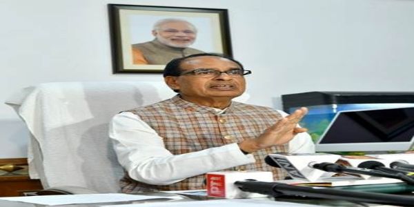 नई दिल्लीः केंद्रीय कैबिनेट के फैसले पर पत्रकारों के साथ बातचीत के दौरान प्रतिक्रिया व्यक्त करते केंद्रीय कृषि मंत्री शिवराज सिंह चौहान