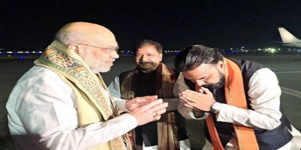 अमित शाह का एयरपोर्ट पर स्वागत करते सम्राट चौधरी और दिलीप जायसवाल