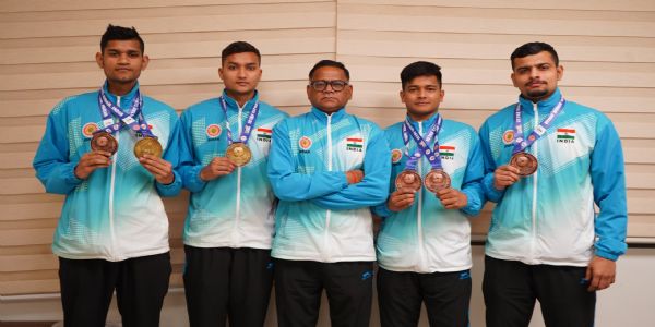 खिलाड़ियों के साथ मुख्य कोच हेमराज