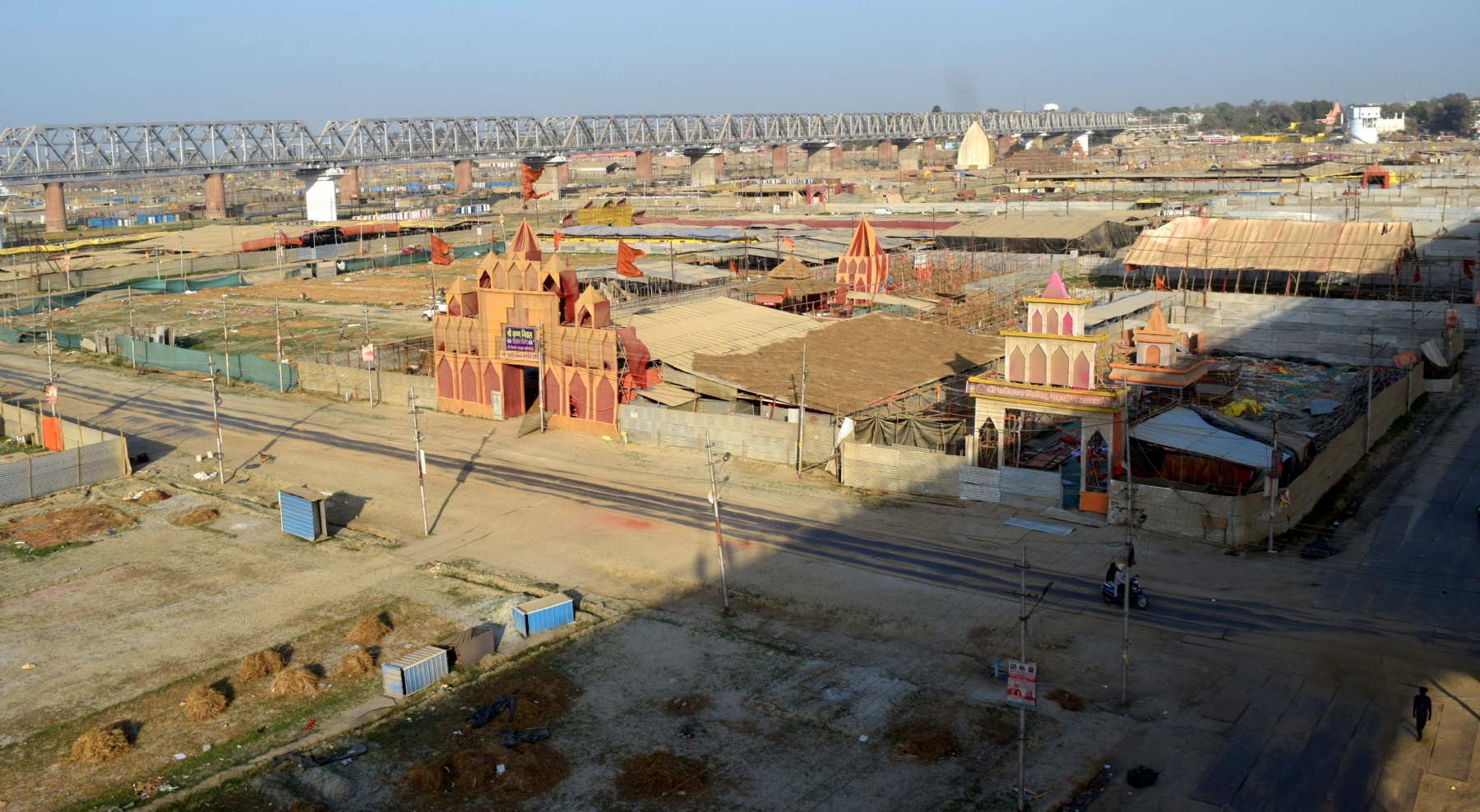 महाकुम्भ समापान के बाद खाली पड़े संगम मेला क्षेत्र में बने पण्डल।
