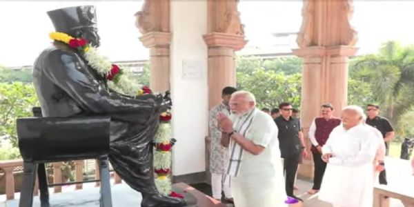 हेडगेवार कि समाधी पर नमन करते हुए प्रधानमंत्री