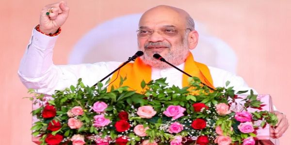 पटना के बापू सभागार में लोगों सहकारिता क्षेत्र के पैक्स अध्यक्षों को सम्बोधति करते अमित शाह