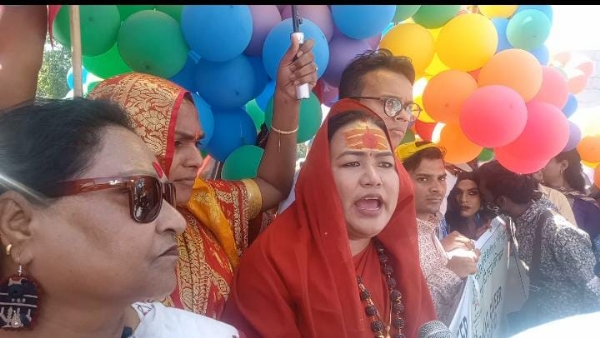 प्रयागराज के सुभाष चौराहे पर किन्नर दिवस मनाते हुए किन्नरों का छाया चित्र
