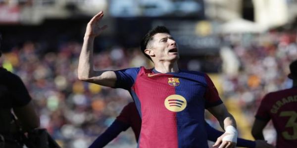 गोल करने के बाद खुशी मनाते रॉबर्ट लेवांडोव्स्की गोल करने के बाद खुशी मनाते रॉबर्ट लेवांडोव्स्की