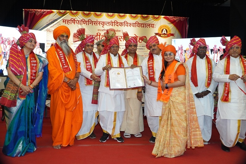 महर्षि पाणिनि संस्कृत वैदिक विश्वविद्यालय का पांचवा दीक्षांत समारोह में संध्या परेचा को डी लिट की उपाधि