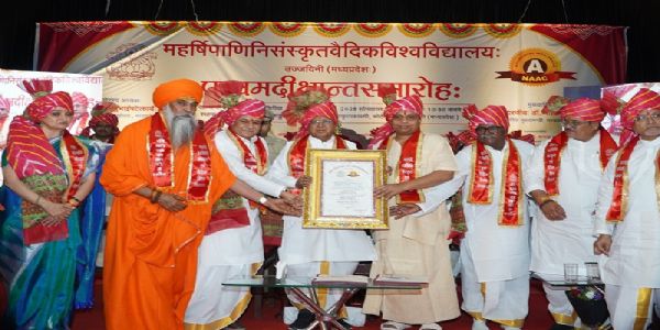 महर्षि पाणिनि संस्कृत वैदिक विश्वविद्यालय का पांचवा दीक्षांत समारोह में आचार्य बालकृष्ण को डी लिट की उपाधि