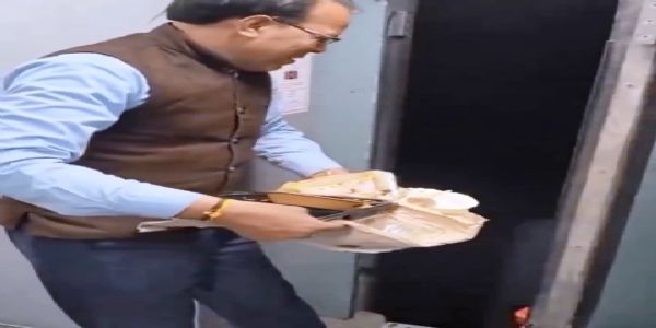 वायरल वीडियो में चलती ट्रेन से कचरा फैंकता कर्मचारी