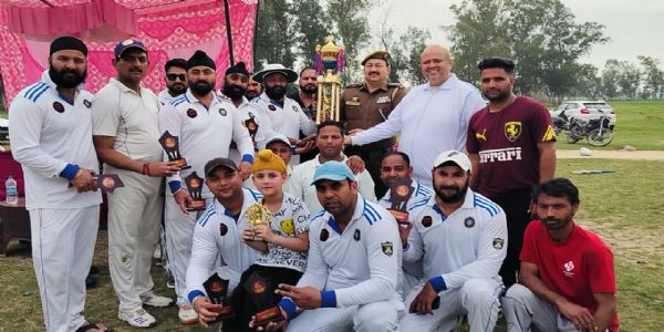 टराफी के साथा विजेता टीम के खिलाडी््