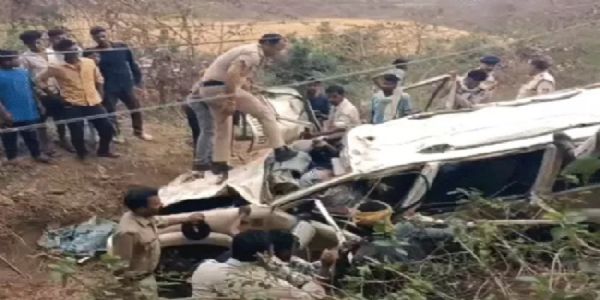 जबलपुर में नदी में गिरी कार की तस्वीर