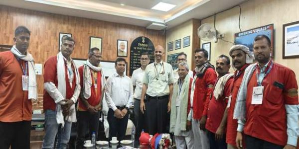 डीआरएम पुष्पेश त्रिपाठी शुक्रवार को नई दिल्ली रेलवे स्टेशन पर कुलियों से मुलाकात के दौरान